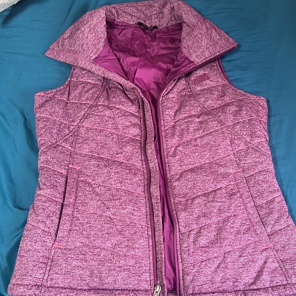 The NorthFace puffer vest, like new size Large - Picture 3 of 3